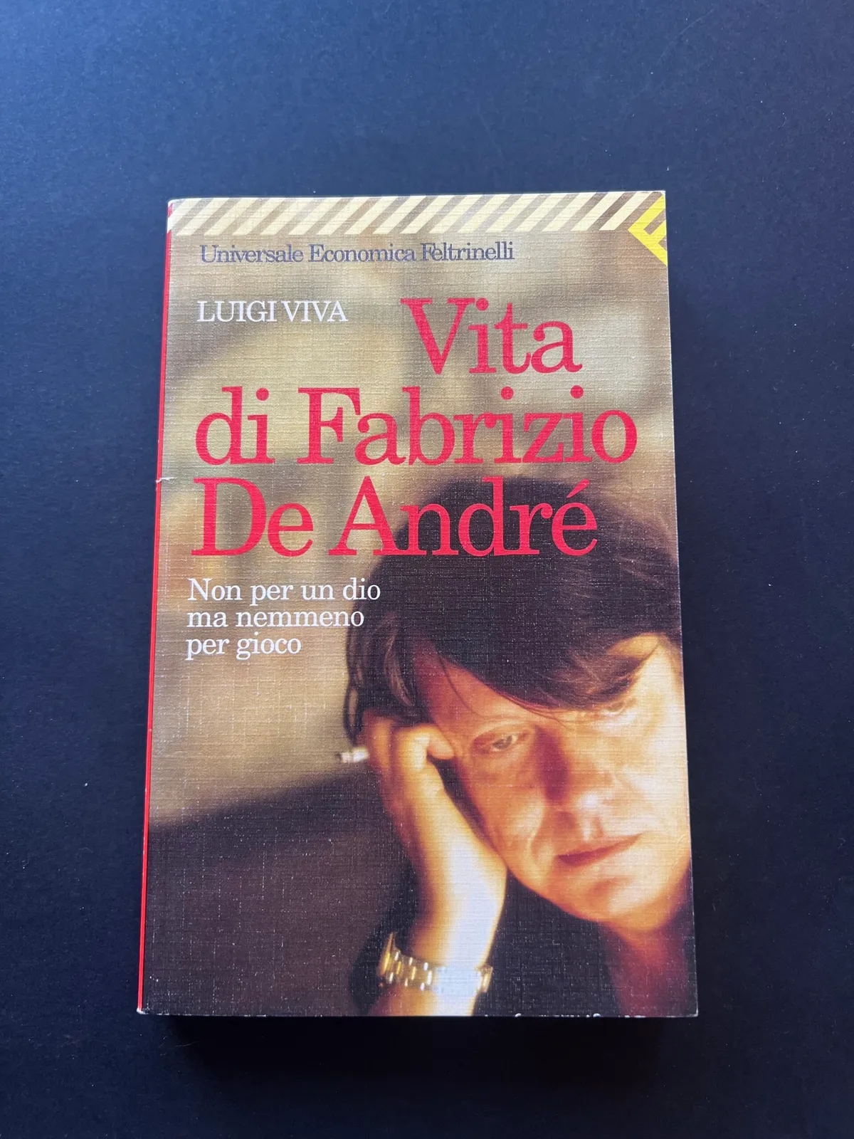 Vita di Fabrizio De André (Non per un dio ma nemmeno per gioco) di LUIGI VIVA